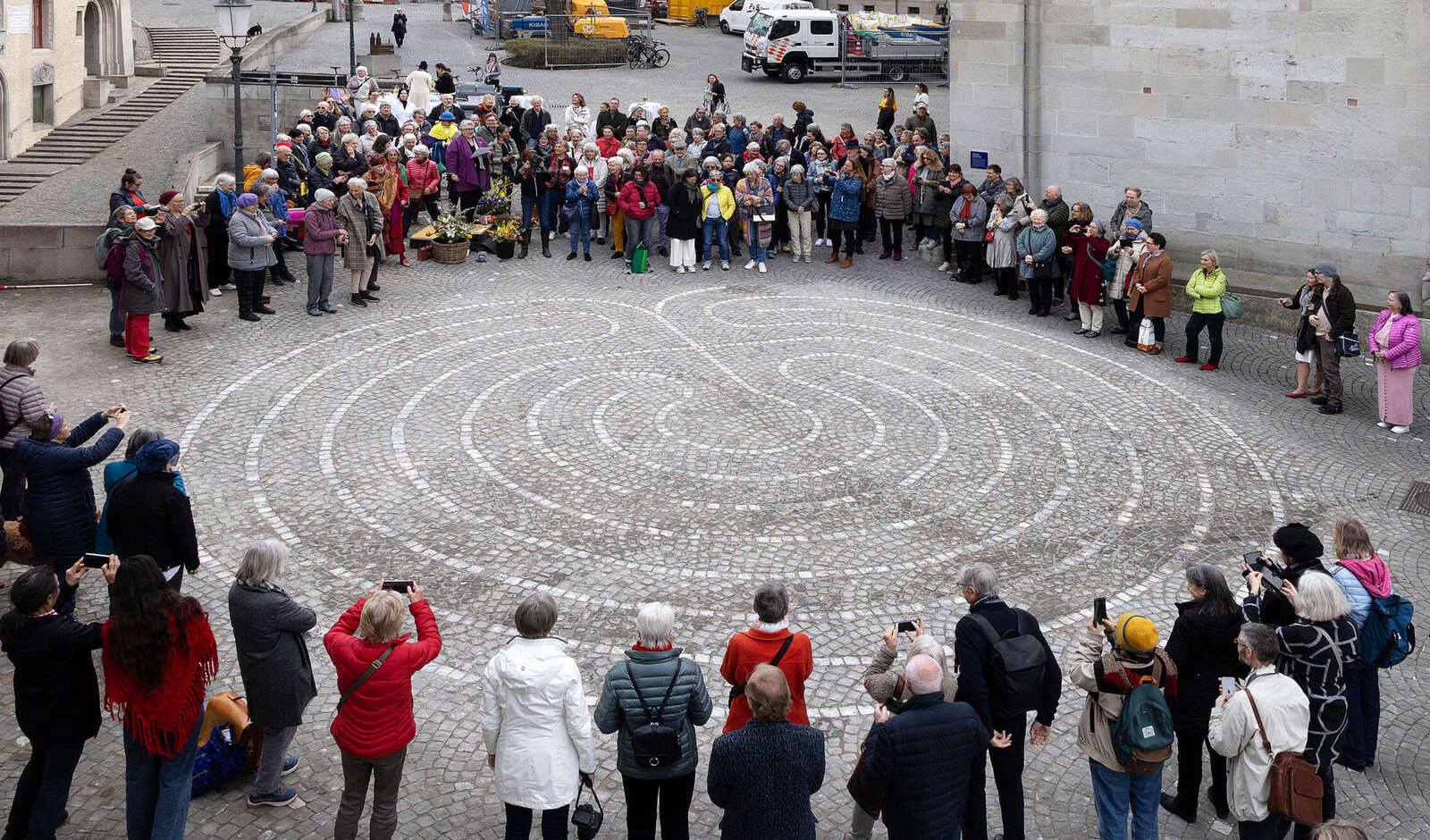 Steinlabyrinth beim Grossmünster eingeweiht