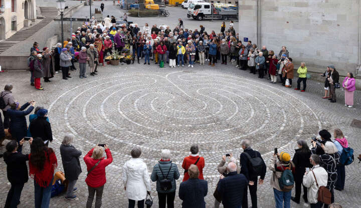 Steinlabyrinth beim Grossmünster eingeweiht